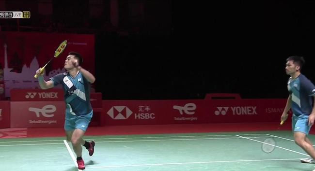 手腕骨折+肩部受伤，巴黎主席纳赛尔缠着绷带赴客场督战欧冠